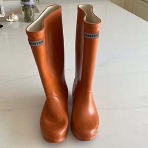 Orange big kids Hunter boots in Excellent condition. Sz. 3